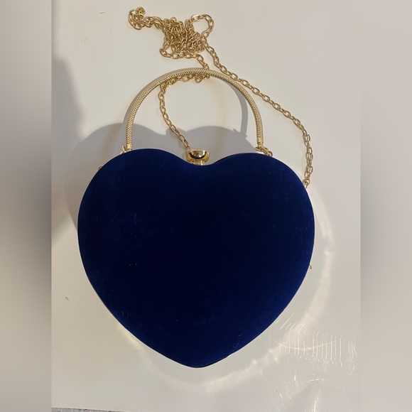 Heart Shaped Mini Clutch Purse W/ Long Crossbody Chain Strap - Picture 7 of 12